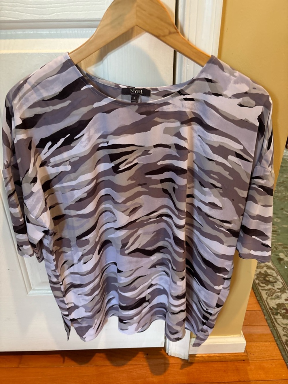 NYDJ Women's white and Gray Zebra Print Short Sleeve Top, size S